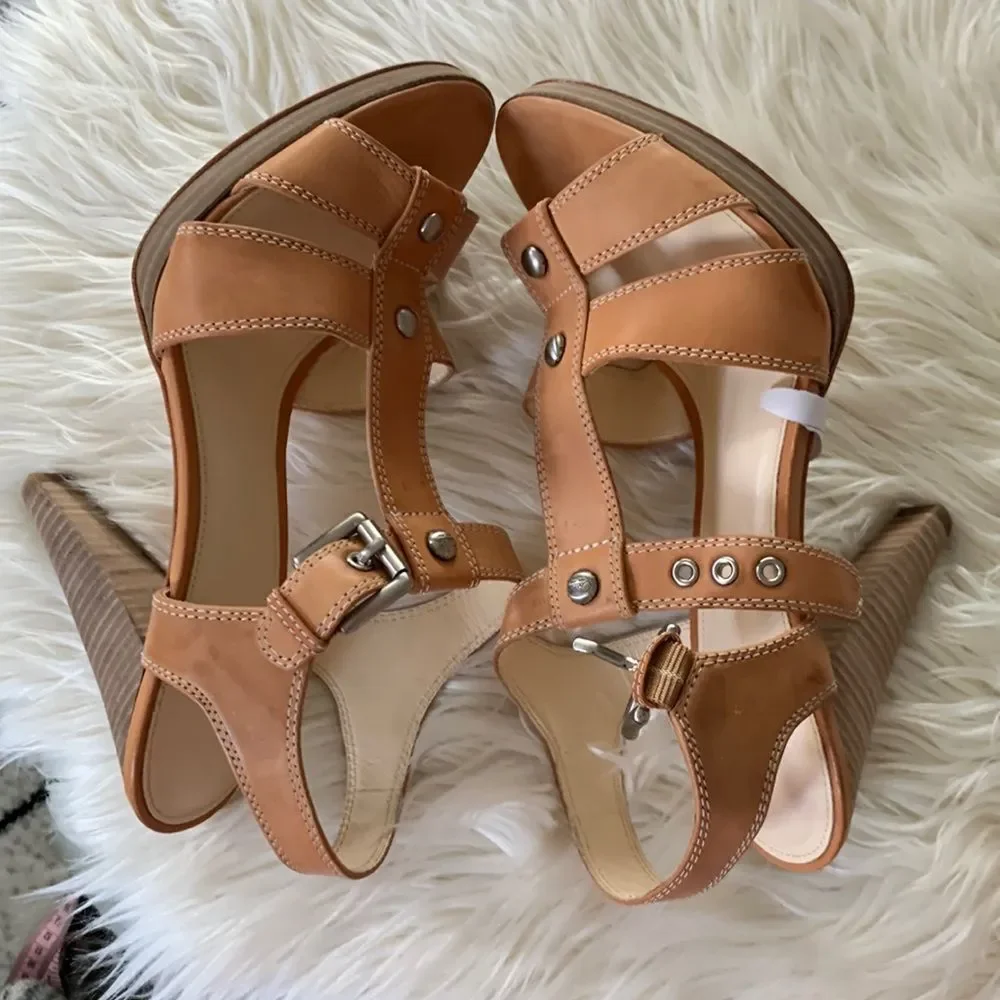 NIB Stacked Heel Tan Coach Sandals - Picture 3 of 12